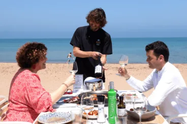 Mesas junto al mar para pasar el rato sin mirar el reloj