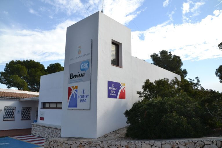 Exterior de la oficina de turismo de Benissa en la playa