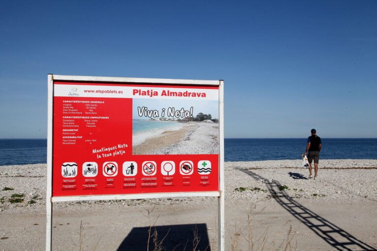 Panel informativo en la platja de L'Almadrava en Els Poblets