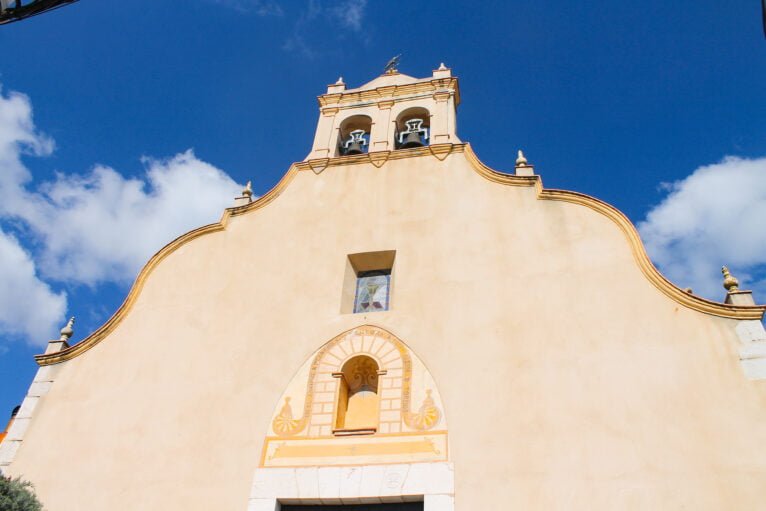 Parte alta de la fachada de la iglesia de Tormos