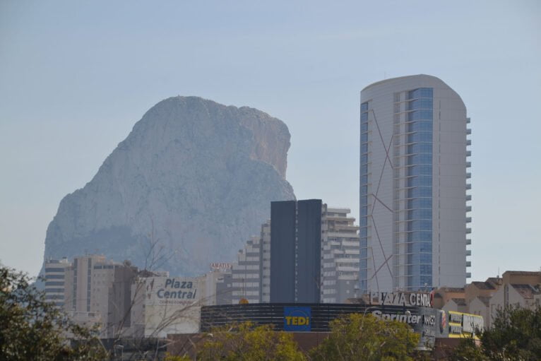 El Peñón de Ifach asoma entre grandes edificios