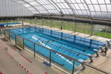 Pisicna grande y piscina exterior en Ondara