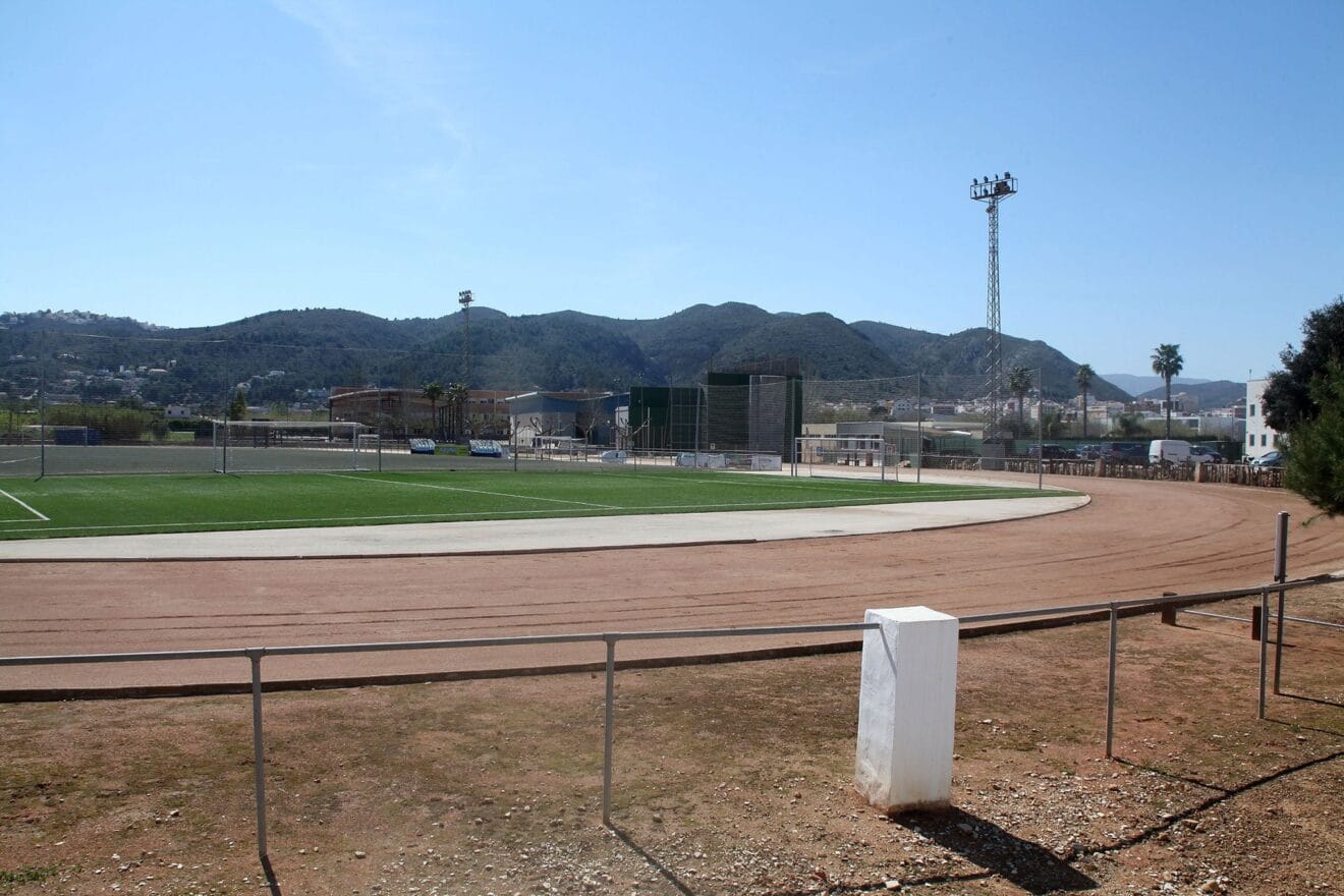 Pista de atletismo y campo de fútbol en el polideportivo de Pedreguer