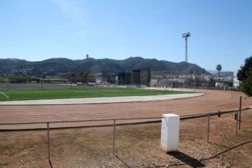 Pista de atletismo y campo de fútbol en el polideportivo de Pedreguer