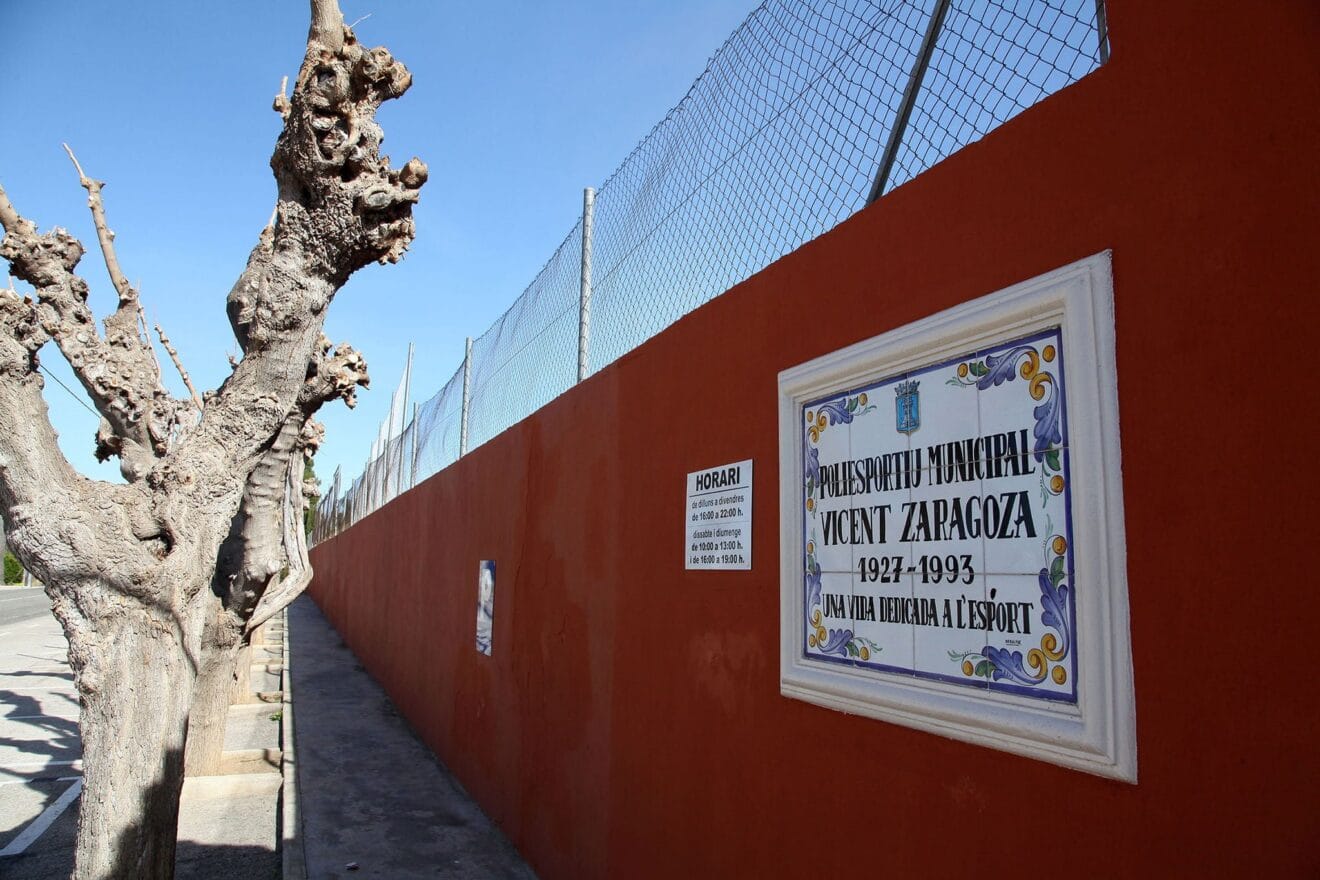 Placa en el exterior del polideportivo de Ondara