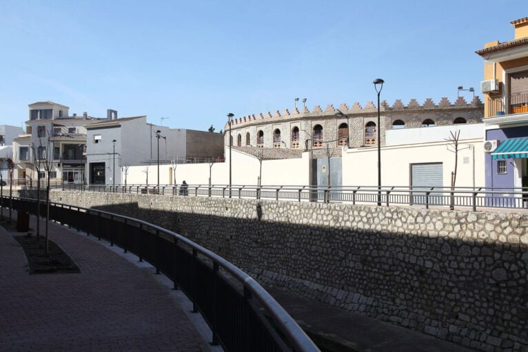 El cauce del río Girona con la plaza de toros de Ondara al fondo