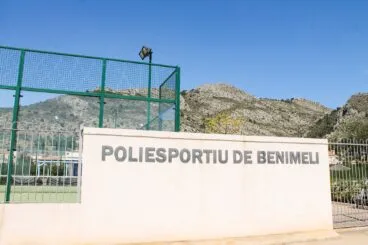 Entrada al polideportivo de Benimeli