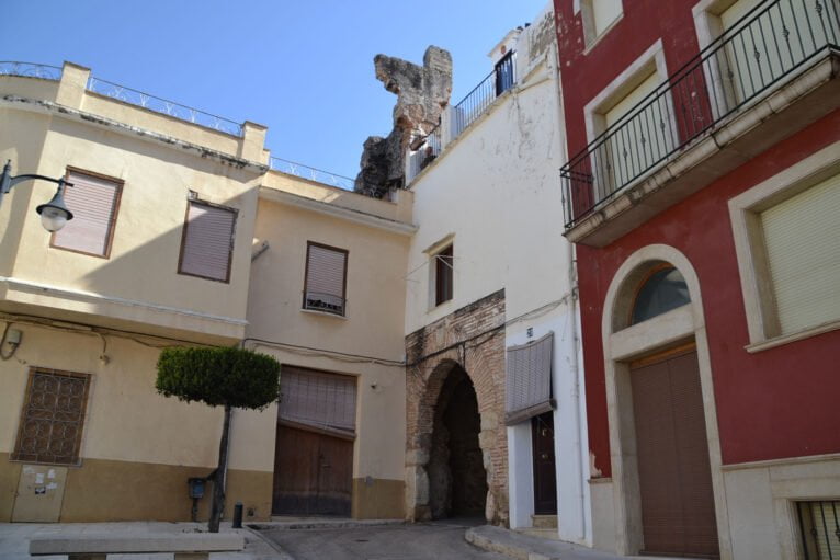 El Portal de Sala y restos de muralla en Pego