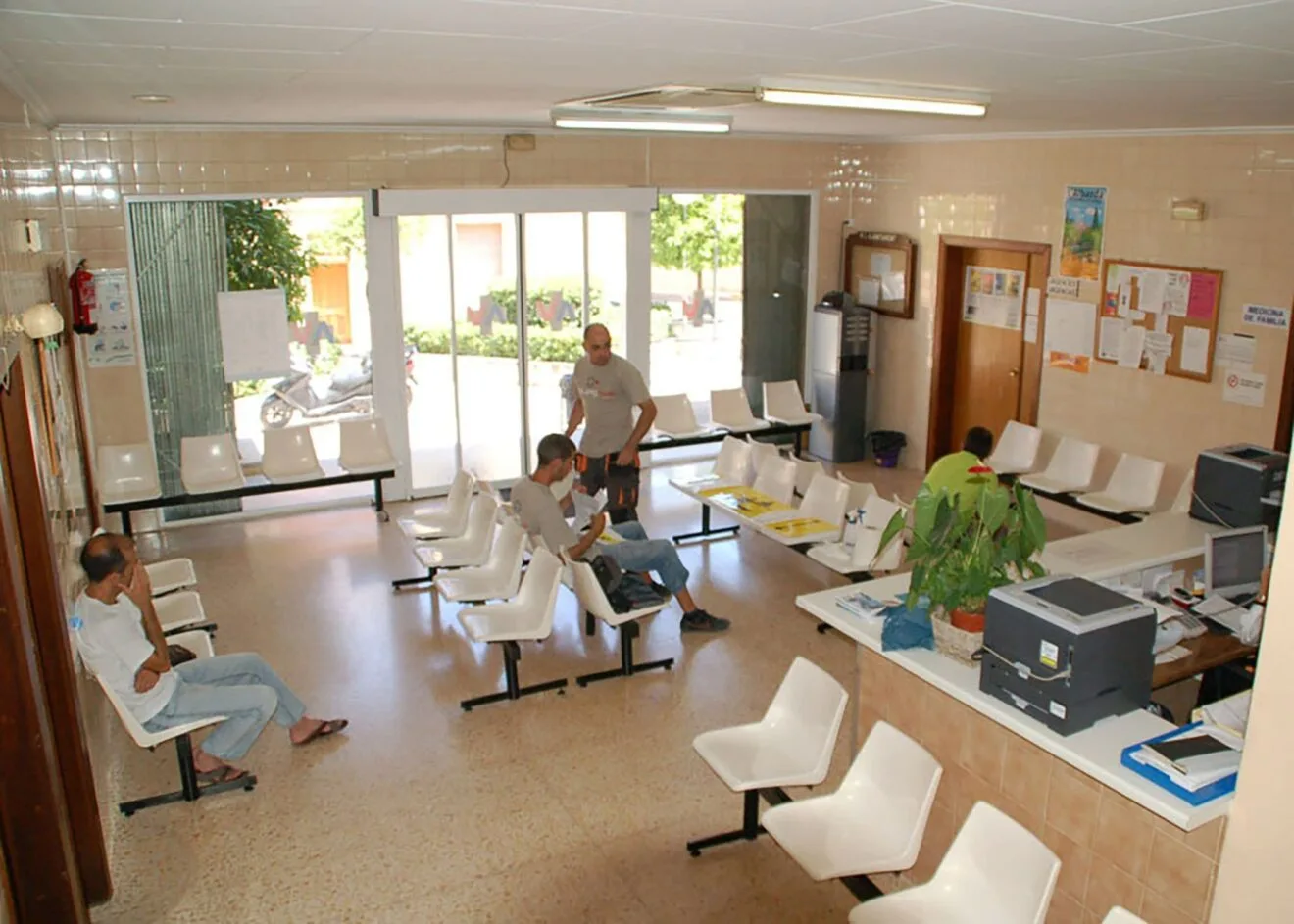 Sala de espera en el Centro de salud de Pedreguer - Marina Salud