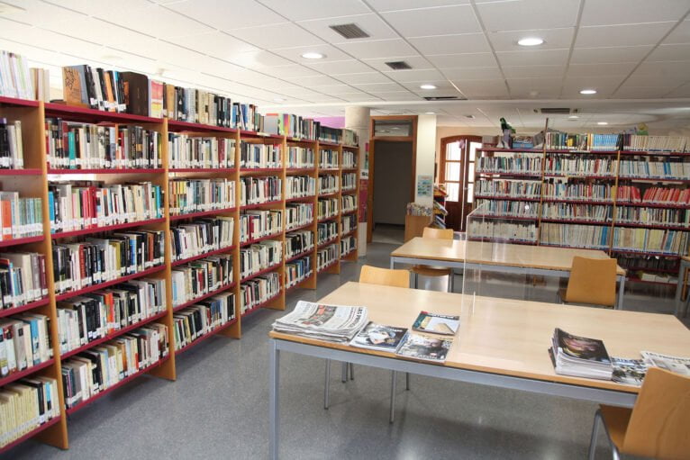 Sala de lectura de la biblioteca de Ondara