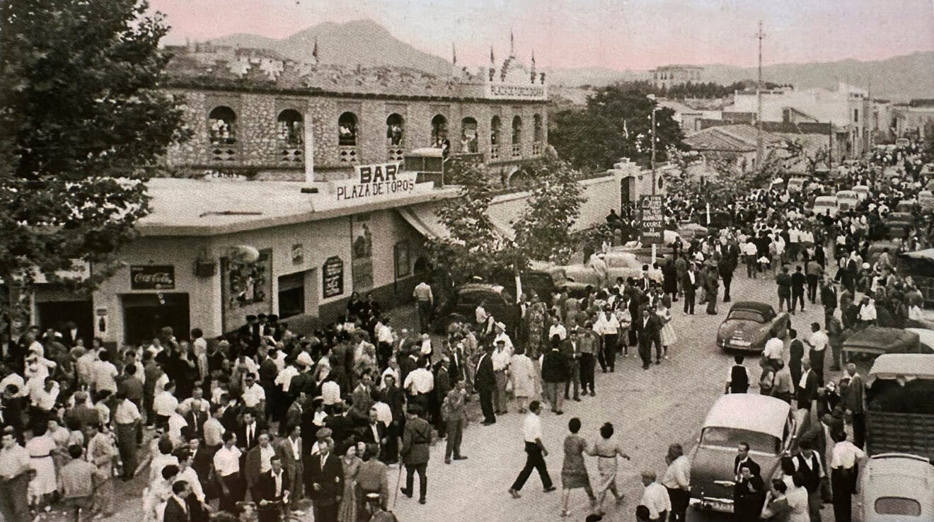 Tarde de toros en Ondara en los años 1960 - Foto del fondo de Juan Cabrera Pineda en el libro 'Toros en Dénia y la Marina Alta'
