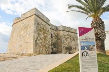 Vista del Castell de Moraira con un panel informativo