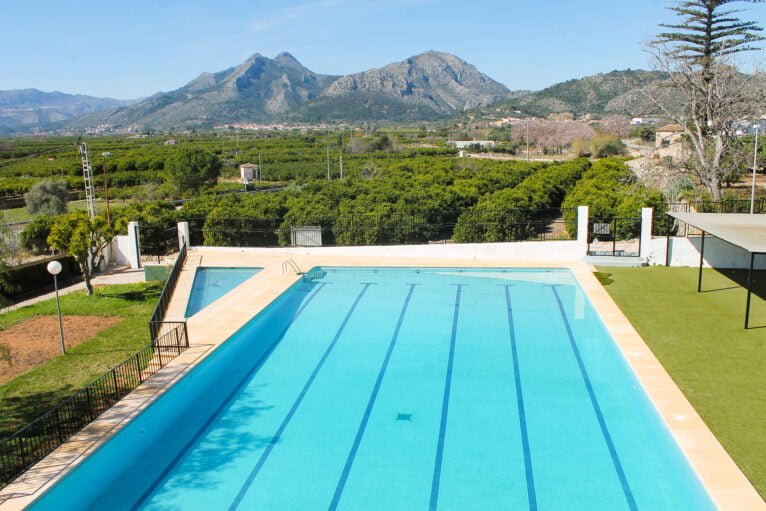 Vista general de la piscina municipal de Sanet i Negrals