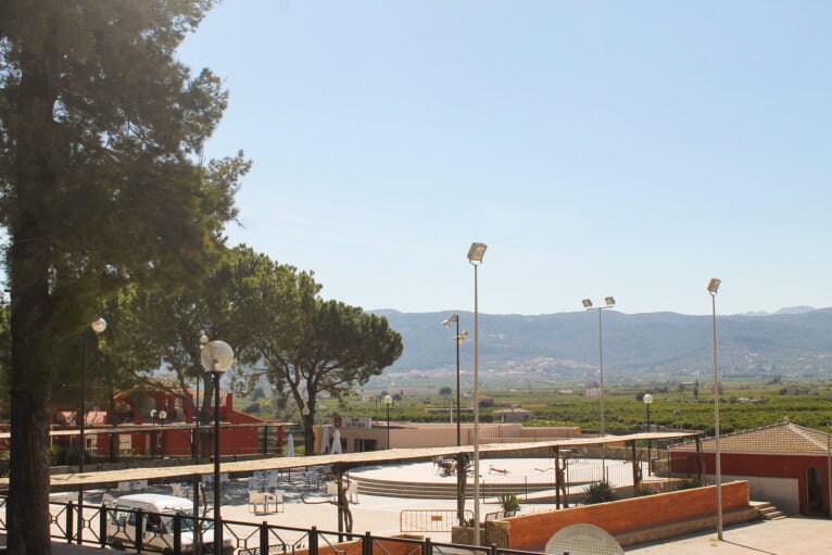 Vista general de la Plaza del Cristo de Sanet i Negrals