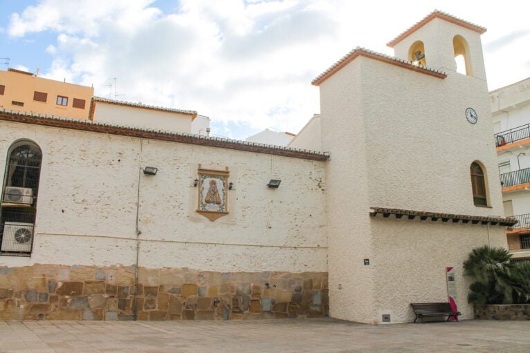 Vista lateral de la Iglesia de Nuestra Señora de los desamparados de Moraira