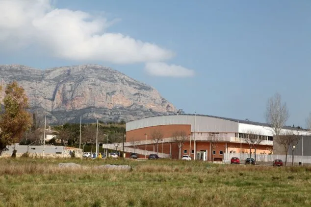 vista polideportivo gata de gorgos montgo al fondo