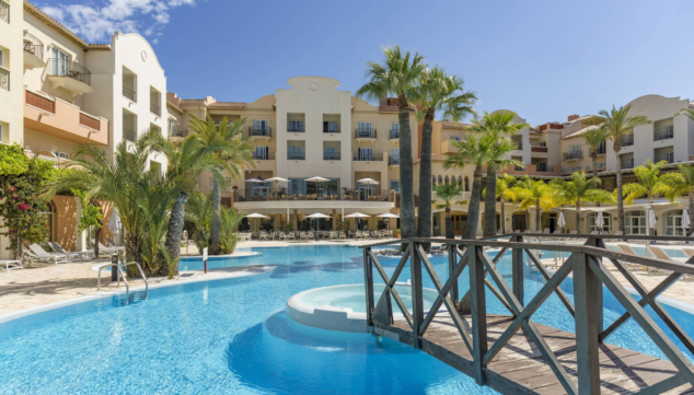 Hotel Dénia Marriott La Sella Golf Resort & Spa 11 zona de bano ajardinada y area de relax en la piscina principal