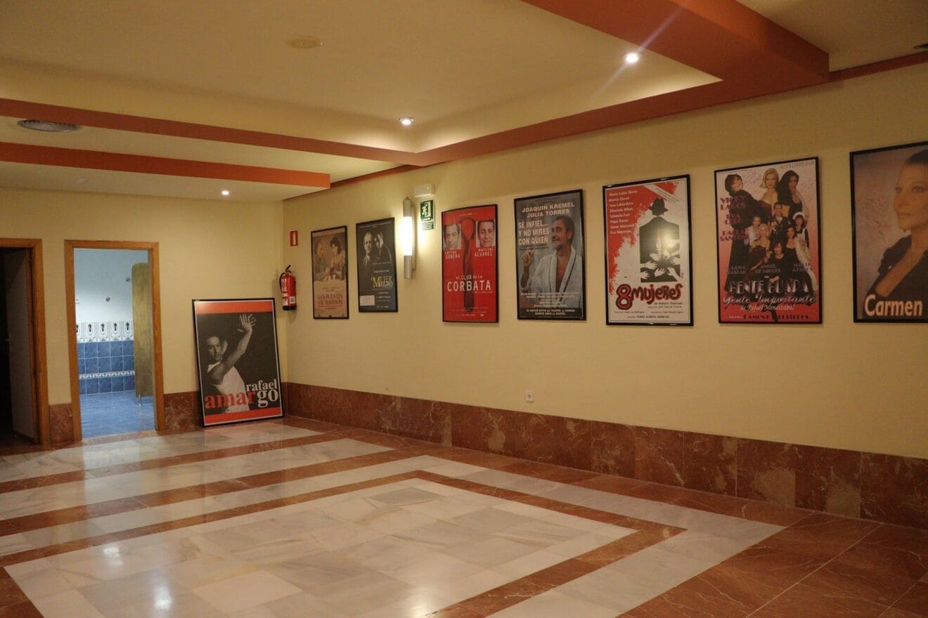 Zona de carteles y baños