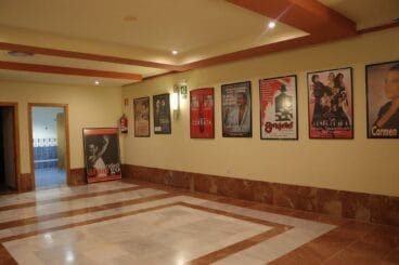 Zona de carteles y baños