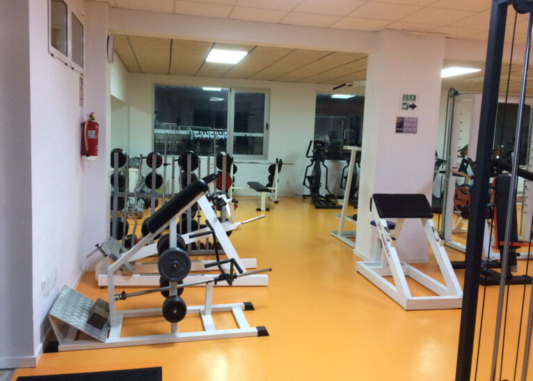 Zona de pesas en el gimnasio - Esportiva't (Ajuntament de Pedreguer)