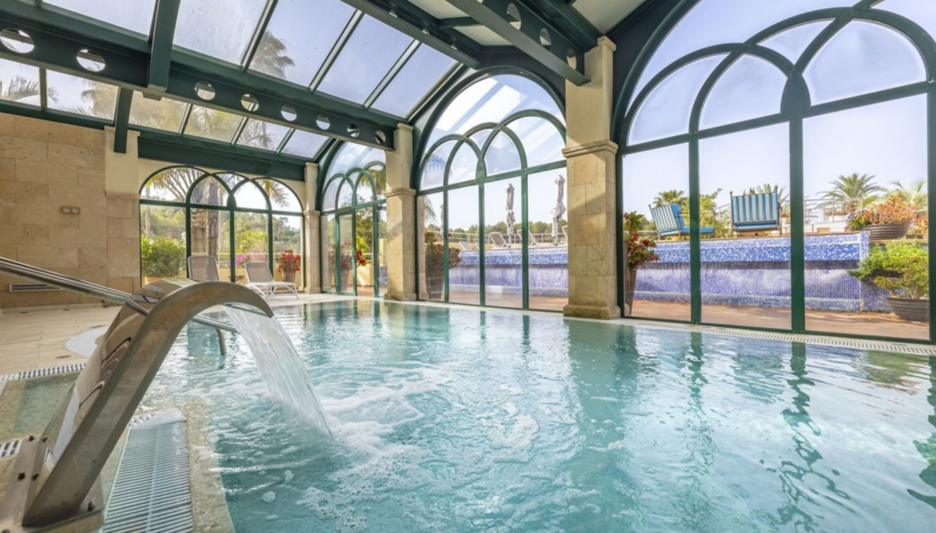 Zona de relajación y pileta fría en el spa del hotel
