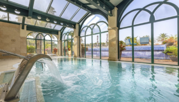 Zona de relajación y pileta fría en el spa del hotel