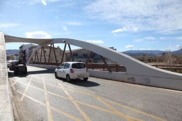 Vehículos cruzando el moderno puente de Beniarbeig