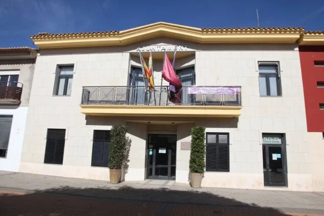 Imagen: Fachada del ayuntamiento de Beniarbeig