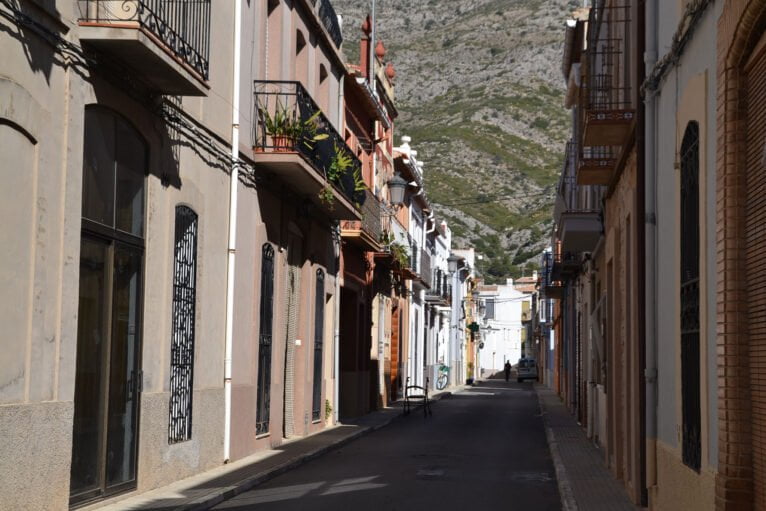 Una calle de Benigembla, con la montaña al fondo