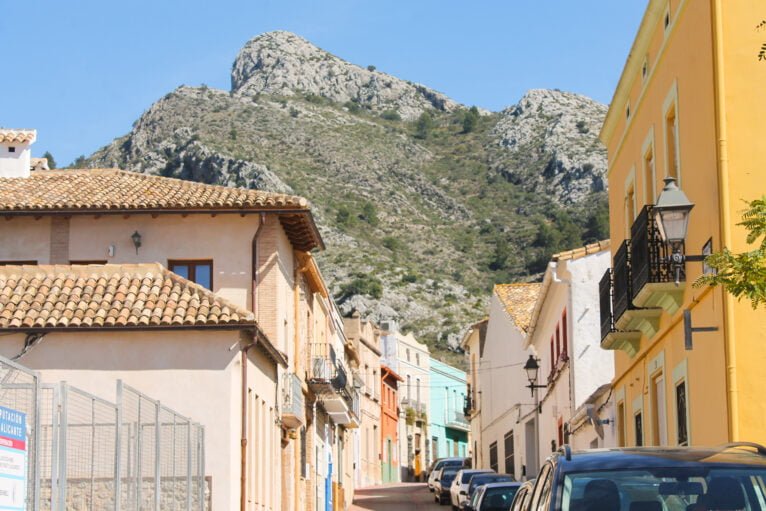 Una calle de Benimeli con Segària al fondo