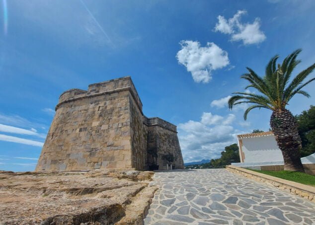 Imagen: Capilla frente al Castillo de Moraira
