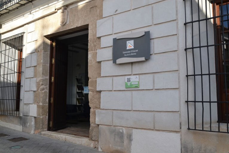 Entrada a la Casa de los Andrés, sede de la Universitat d'Alacant en Benissa