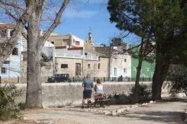 El cauce del río Girona en Beniarbeig es una zona frecuentada para el paseo