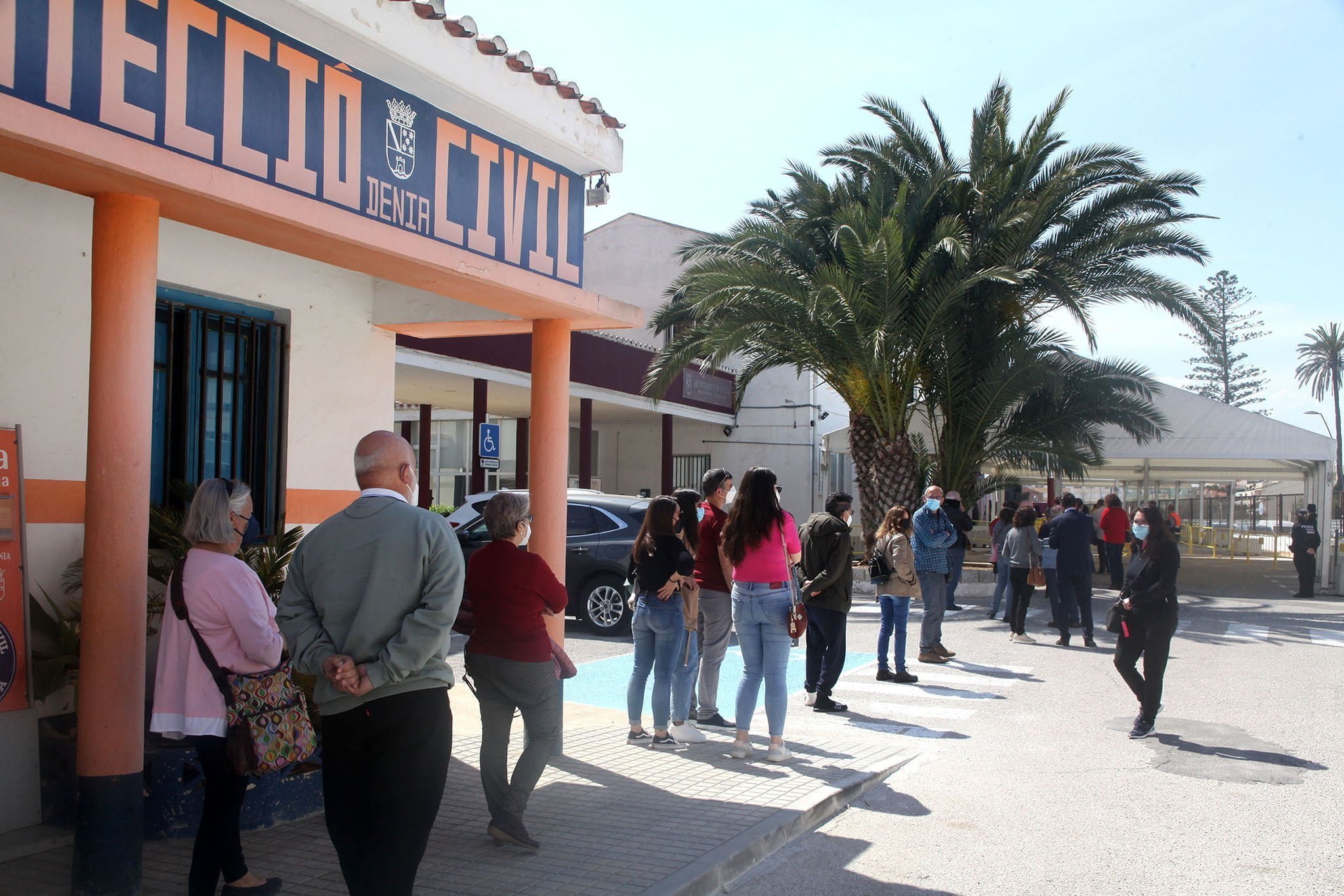 cola para la vacunacion en el edificio de juventud de denia