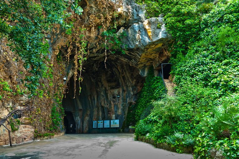 Entrada a la Cova de les Calaveres de Benidoleig (Imagen atribuida a Enrique Domingo y procedente de Flickr)