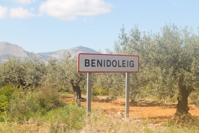 Imagen: Entrada al municipio de Benidoleig, con olivos al fondo