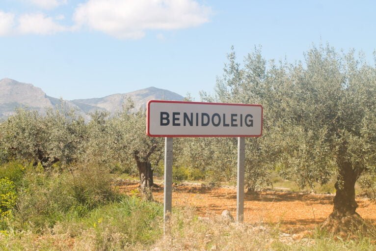 Entrada al municipio de Benidoleig, con olivos al fondo