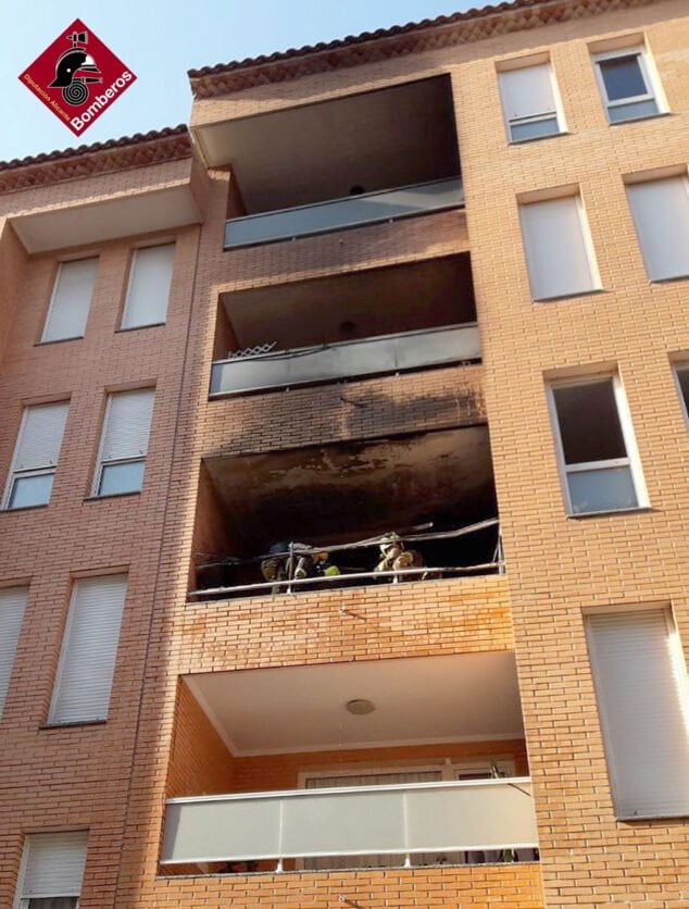 Imagen: Fachada de la vivienda incendiada esta mañana en Gata de Gorgos