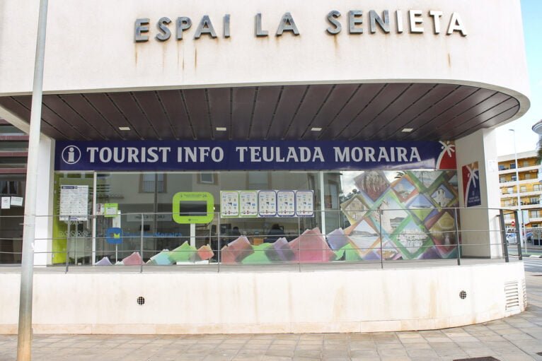 Fachada del Espai la Senieta y la oficina de Turismo de Teulada  Moraira