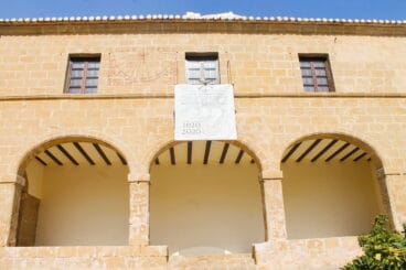Fachada frontal del edificio de la Sala de Jurats i Justícies de Teulada Moraira