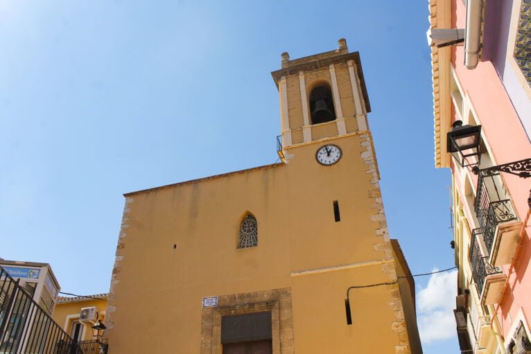 Fachada de la iglesia de la Sangre de Cristo de Benidoleig