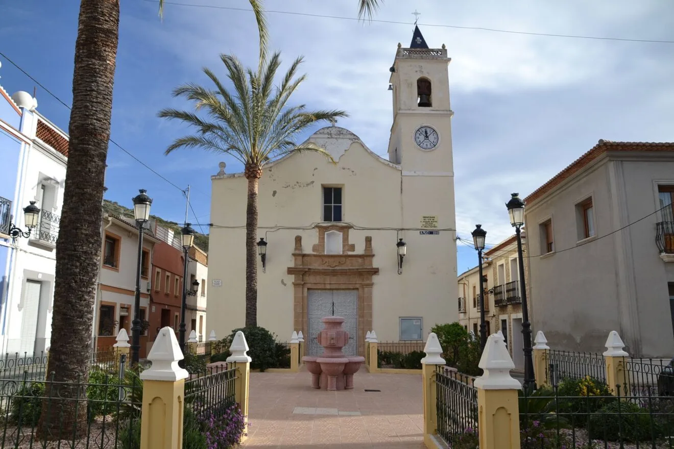 Imagen de la iglesia de la Llosa de Camatxo