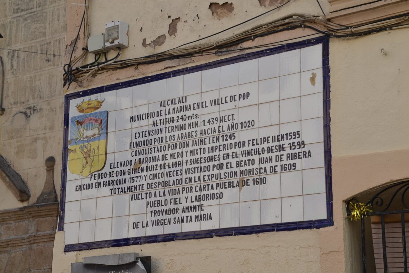 Inscripción en manisas sobre la historia de Alcalalí