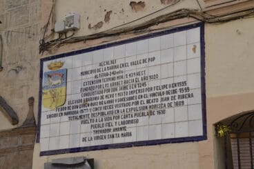 Inscripción en manisas sobre la historia de Alcalalí