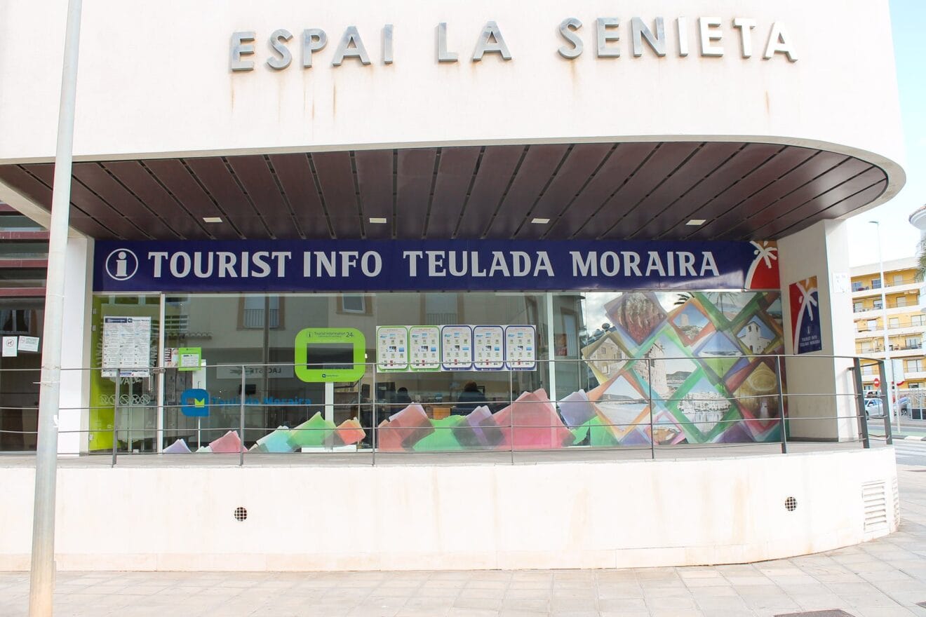 Exterior de la oficina de turismo de Teulada Moraira