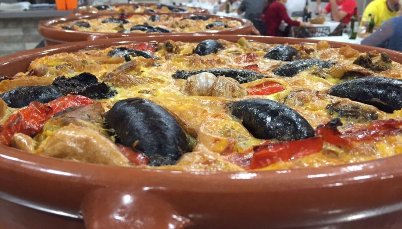 Platos típicos en Pego con ambiente local