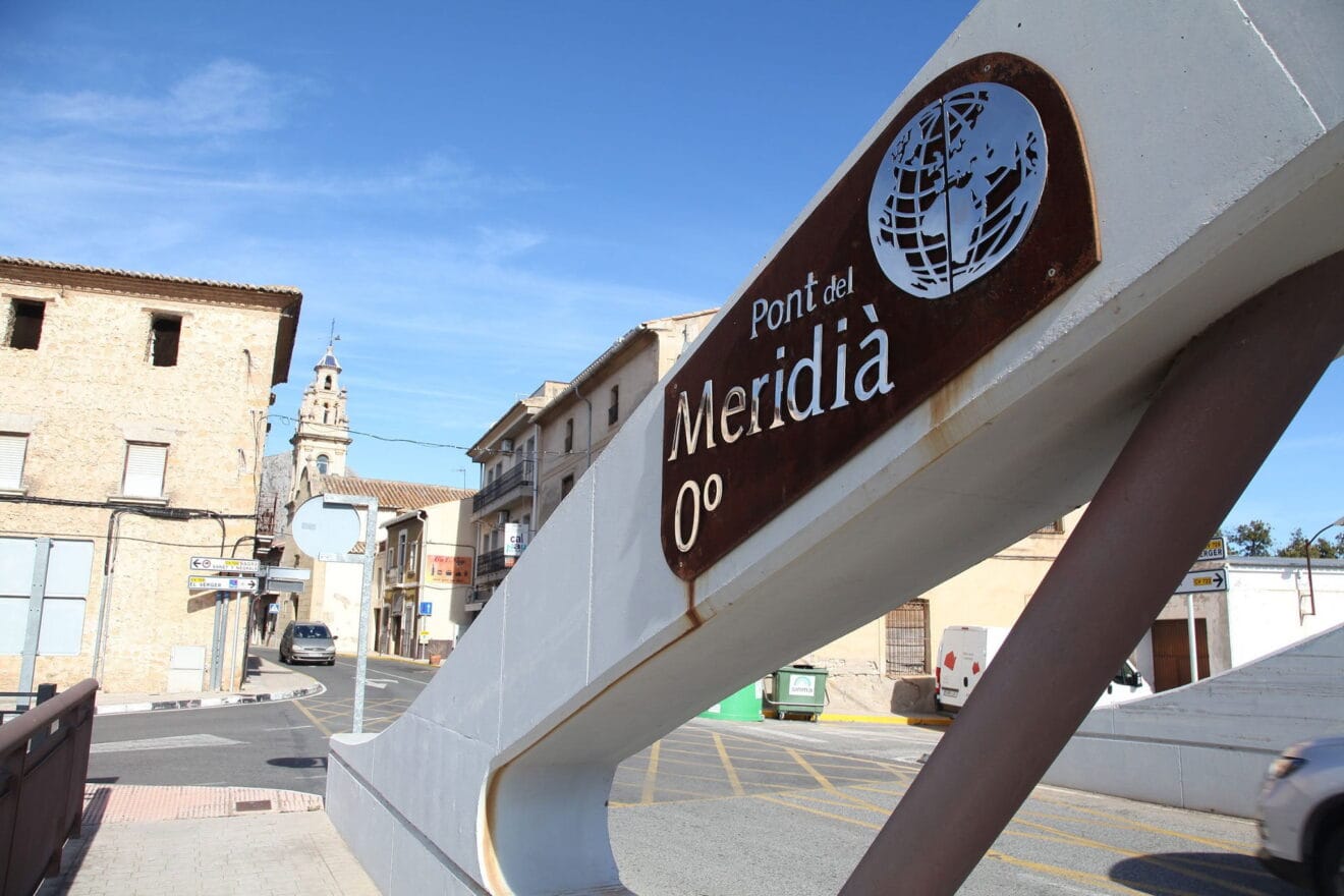 El puente de Beniarbeig reconstruido, que además marca el paso del Meridiano 0 por la población