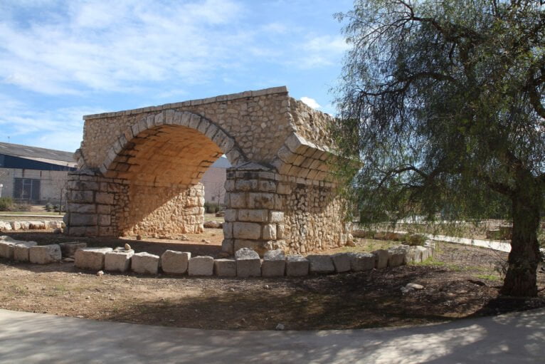 Restos del antiguo puente de Beniarbeig