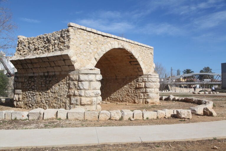 Restos del antiguo puente de piedra de Beniarbeig, en el Parque del Girona