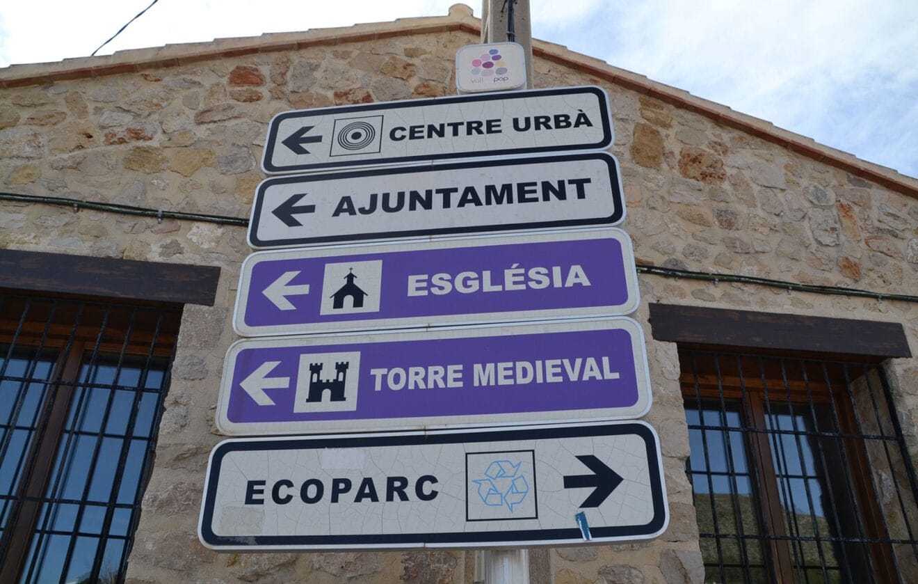 Señal indicadora de la instalación del ecoparc de Alcalalí